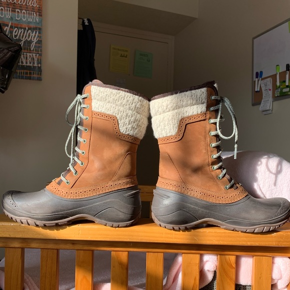 North Face Women’s Winter Boots like new - Picture 2 of 8